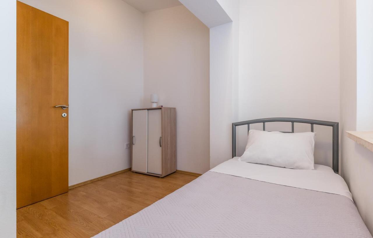 Modern Omis